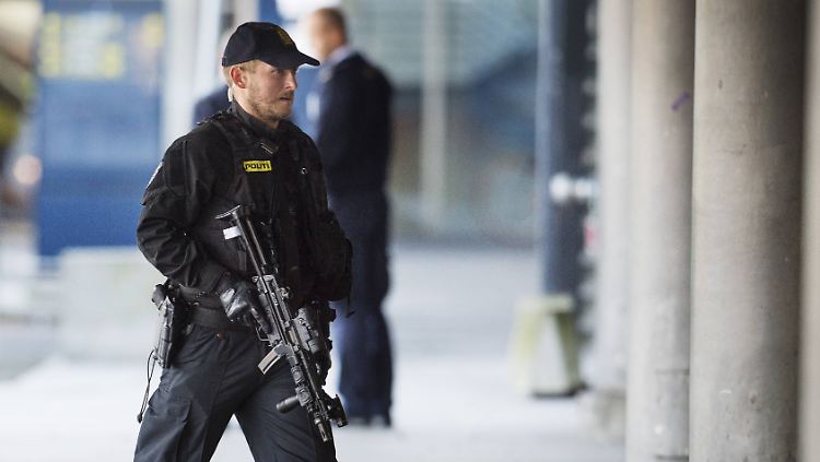Wie in Istanbul ist auch am Flughafen in Kopenhagen die Polizei in höchster Einsatzbereitschaft.