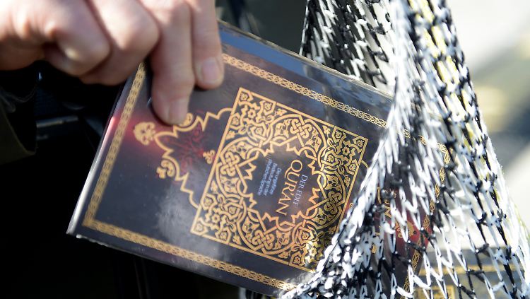 Um Anhänger zu rekrutieren, verteilen Salafisten den Koran in deutschen Innenstädten - und instrumentalisieren damit den Islam für ihre extremistischen Ziele.