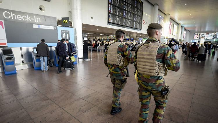 Am Flughafen in Brüssel wurde ein Verdächtiger gefasst. Militärpolizisten waren dort, wie hier zu sehen, in den vergangenen Wochen stärker präsent.