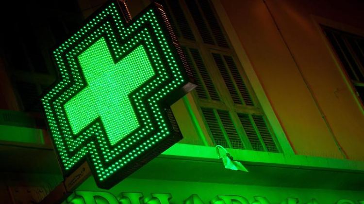 In einigen Urlaubsorten ist eine Apotheke gut zu finden. Andernfalls hilft auch die Notfall-Hotline der Auslandskrankenversicherung.  