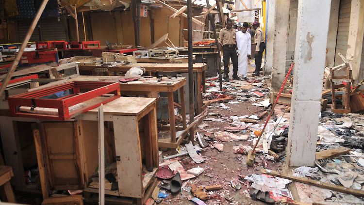 Auf den Trümmern des Marktes in Kano sind noch Blutspuren zu sehen.