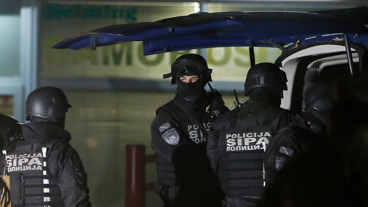 Spezialkräfte der bosnischen Polizei am Tatort.