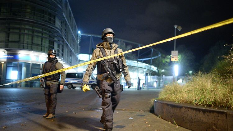 Polizisten mit Maschinenpistolen vor dem Stadion in Hannover.