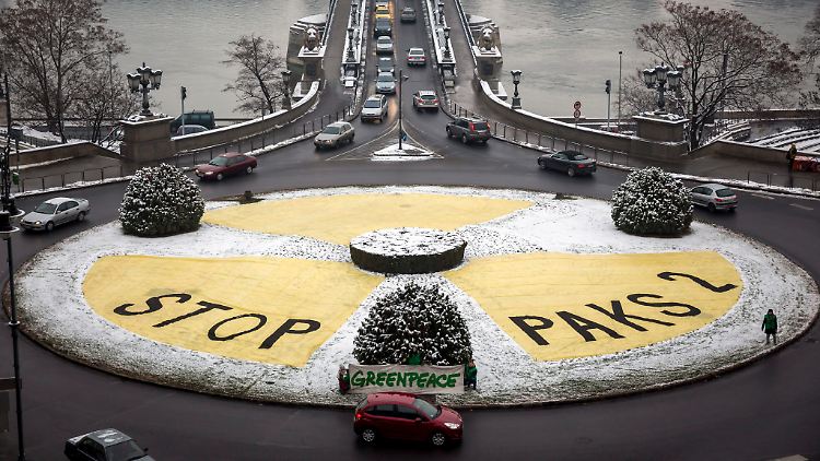 Greenpeace protestierte im Januar 2014 gegen den Ausbau des ungarischen Akw-Standortes.
