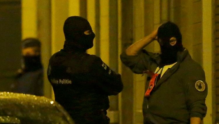 In Brüssel hat es seit Tagen Razzien gegeben, wie hier am Dienstag in   Molenbeek.