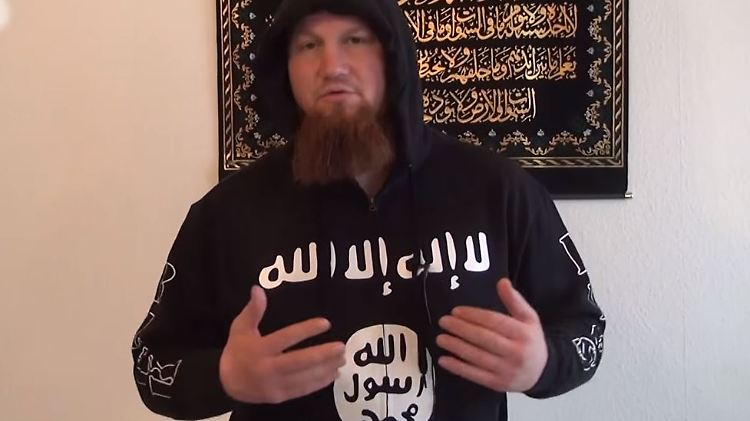 Islamist Pierre Vogel: Öffentlich distanziert der Kölner Prediger sich von Gewalt im Namen des Islam. In seinen Videos gibt er in Form seines Pullovers mit dem Logo der Terrormiliz "Islamischer Staat" jedoch ein eindeutiges Statement.