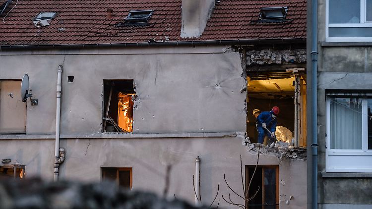 Beamte der Spurensicherung in dem von Explosionen stark beschädigten Haus in Saint-Denis.