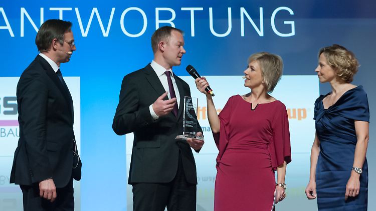 So sehen Sieger aus: Arne Langer (2. v. li.) und Jutta Wenzl (re.) von Hoffmann GmbH Qualitätswerkzeuge nehmen die Trophäe für den "Hidden Champion 2015" entgegen.