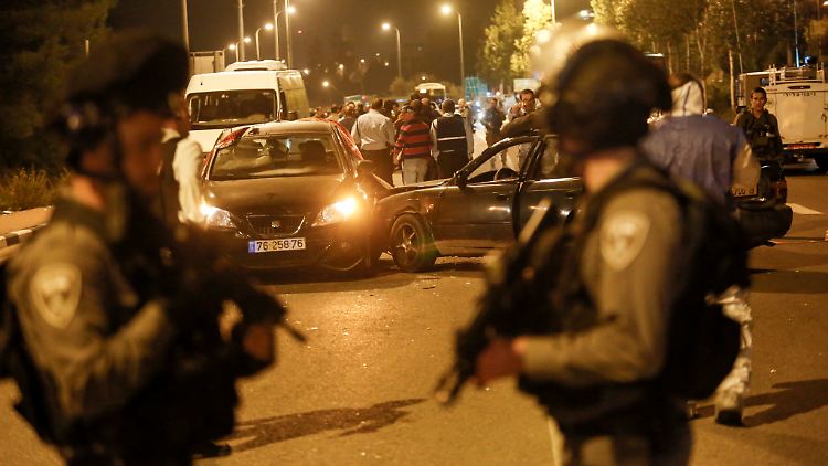 Israelische Soldaten sichern den Tatort bei Gush Etzion.