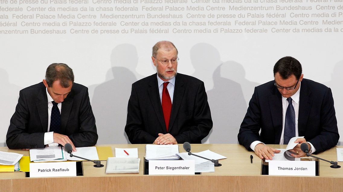Die Expertenkommission bei der Vorstellung ihres Berichts.