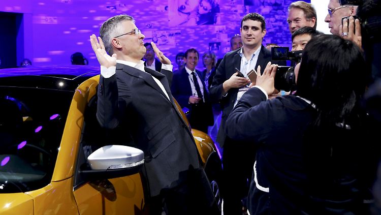 Michael Horn, VW-Chef in den USA, stellt sich auf der Los Angeles Auto Show den Fragen der Journalisten.