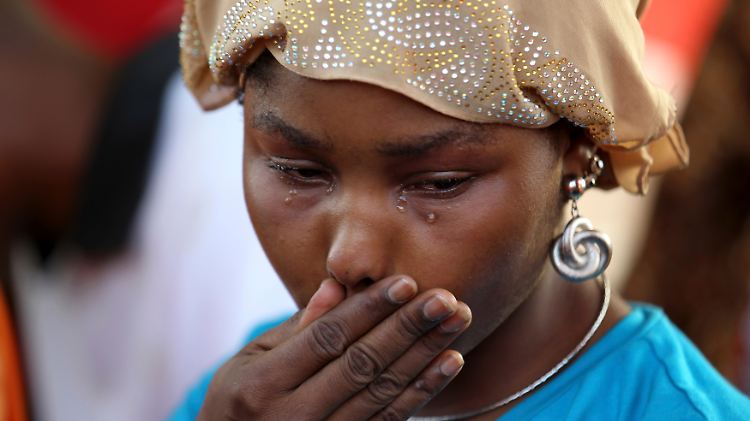 In Nigerias Haupstadt Abuja weint eine Frau während eines Protests, an dem an von der Terrormiliz Boko Haram verschleppte Schülerinnen erinnert wird.