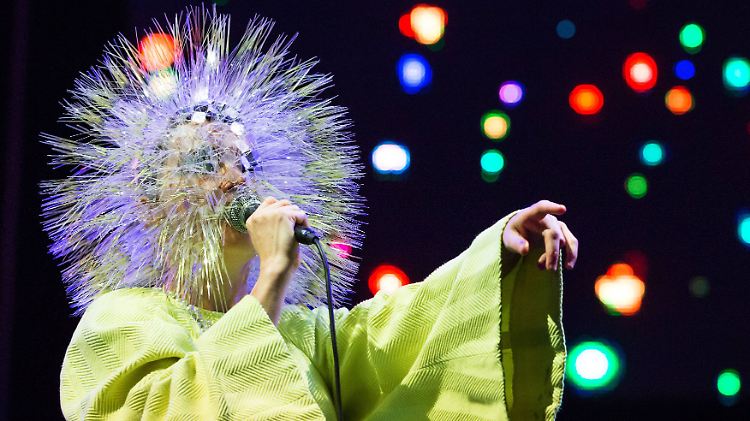 Sieht gar nicht wie 50 aus: Björk (2013 bei einem Auftritt in Berlin).