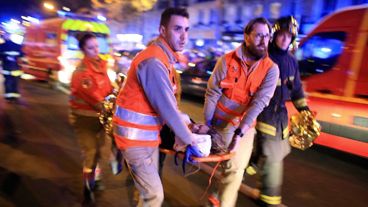 Unzählige Rettungskräfte versorgten die Opfer des Anschlags im Bataclan.