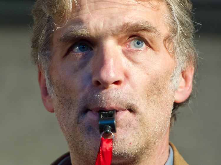 Der Schauspieler Walter Sittler organisiert im Schlossgarten den "Schwabenstreich", der darin besteht, eine Minute lang so viel Lärm wie möglich zu machen.