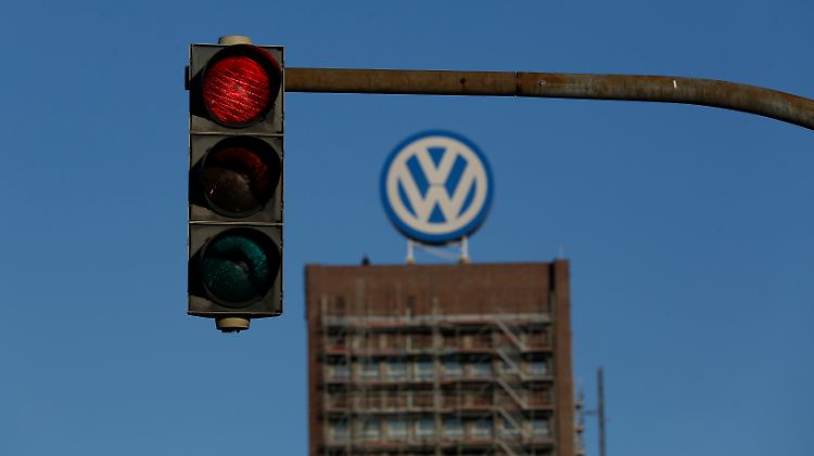 Ein Darlehen an VW, das im Zusammenhang mit dem Abgasskandal stehen könnte, sei bereits zurückgezahlt, sagt EIB-Chef Hoyer. 