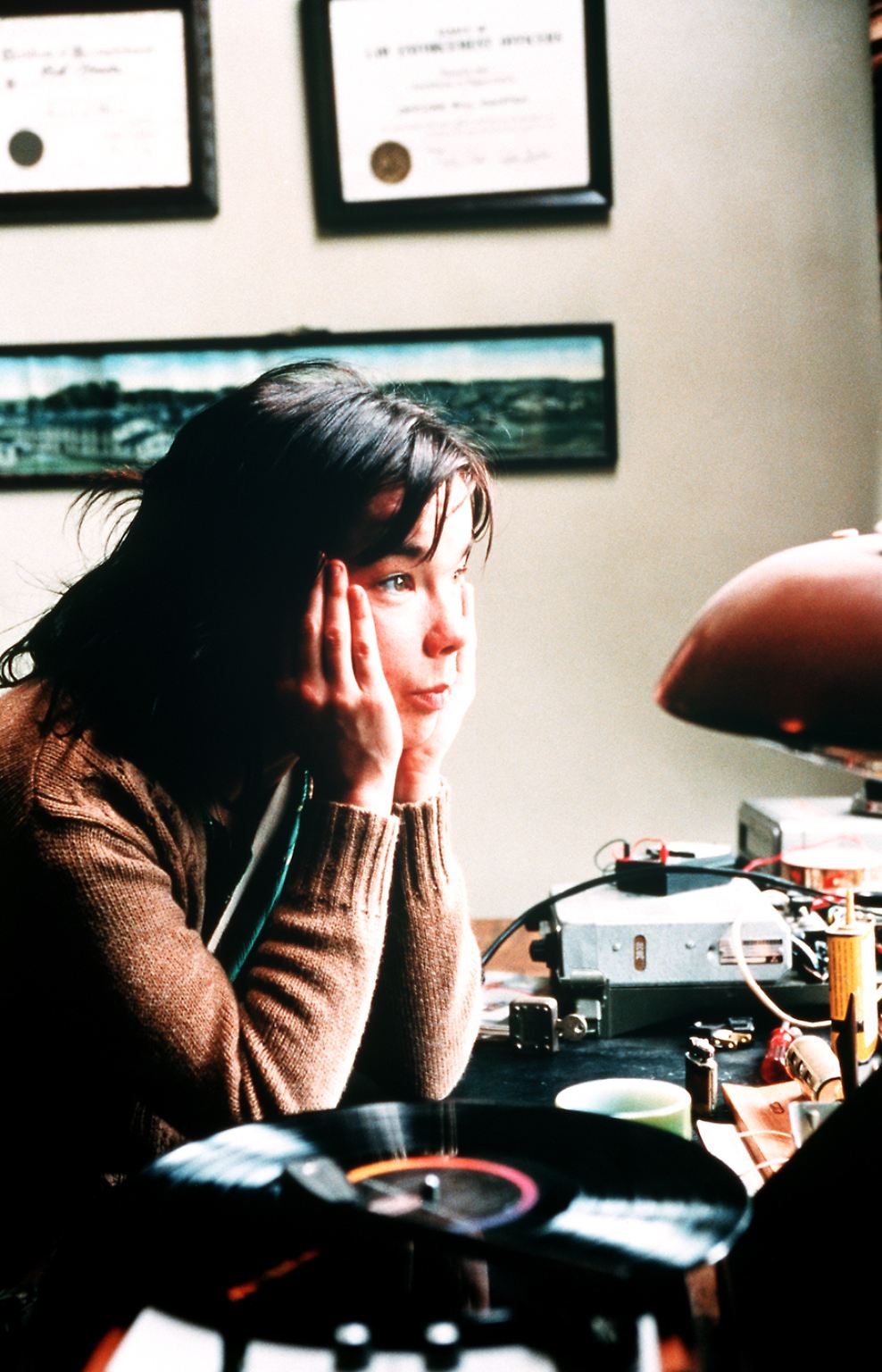 So richtig zum Feiern zumute dürfte Björk zu ihrem 50. Geburtstag nicht sein. Die Trennung von ihrem Mann Matthew Barney hatte der isländischen Sängerin, Komponistin und Produzentin zuletzt den Boden unter den Füßen weggerissen. 