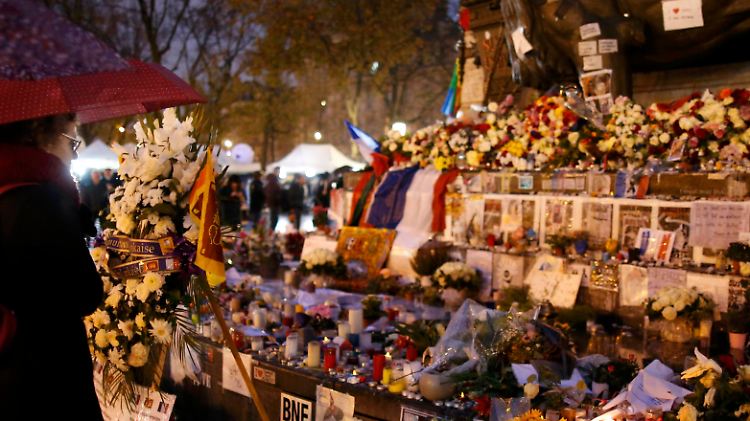 Eine Woche nach den Anschlägen erinnern auf dem Place de la Republique Blumen und Kerzen an die Opfer des Terrors.