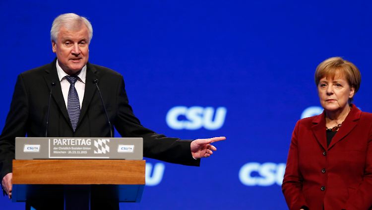 Parteitag der CSU im November 2015: Die etwas ungeschützt dastehende Kanzlerin Angela Merkel muss sich von Horst Seehofer minutenlang anhören, was sie alles falsch macht.