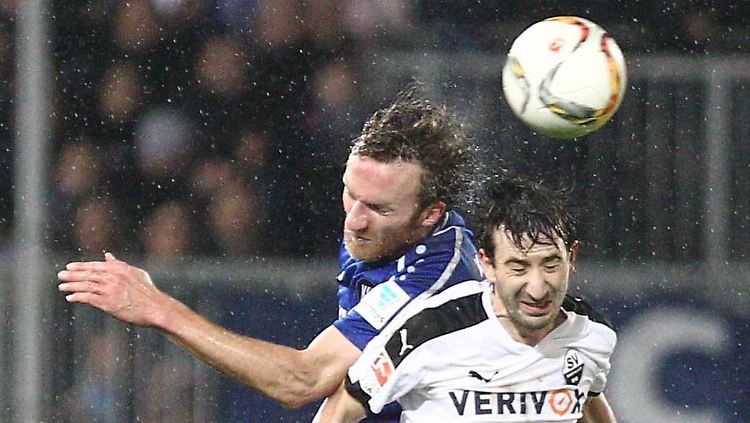 Dominic Peitz vom KSC im Kopfballduell mit Sandhausens Robert Zillner.