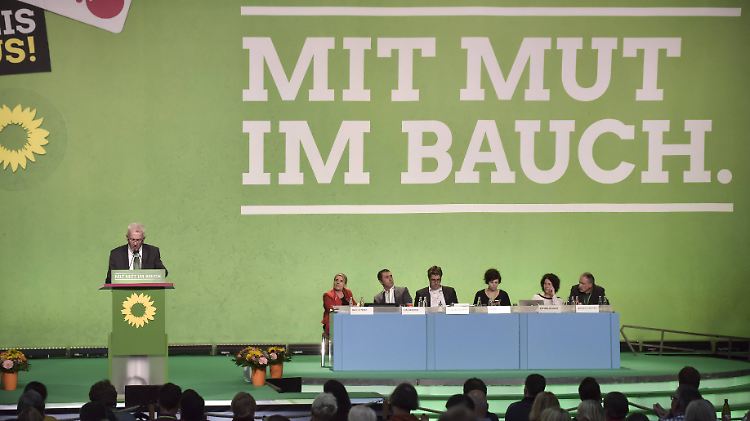 "Vor wenigen Monaten habe ich Zelte noch abgelehnt, heute muss ich welche aufbauen", räumt der Ministerpräsident von Baden-Württemberg, Winfried Kretschmann, ein.