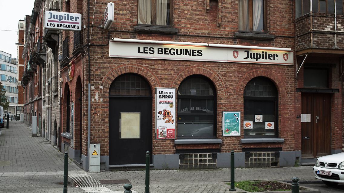 Im März 2013 eröffnete Brahim Abdeslam in Molenbeek ein eigenes Café. Doch schon im November wurde das "Les Beguines" wegen offenen Drogenkonsums wieder geschlossen.