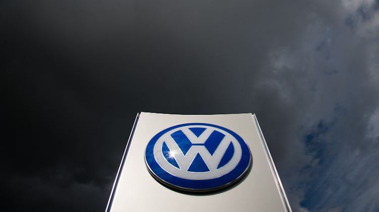 Viel dicke Luft über dem VW-Logo. Mit "fahren auf Sicht", wie VW-Chef Müller es nennt, dürfte es schwierig werden.