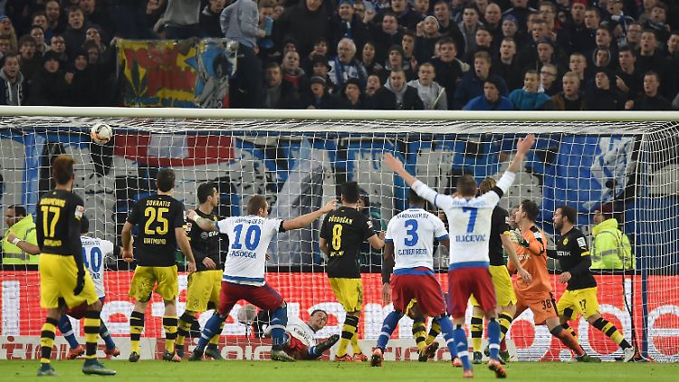 Ein Eigentor von BVB-Kapitän Mats Hummels krönte einen missratenen Hamburg-Ausflug für die Dortmunder.
