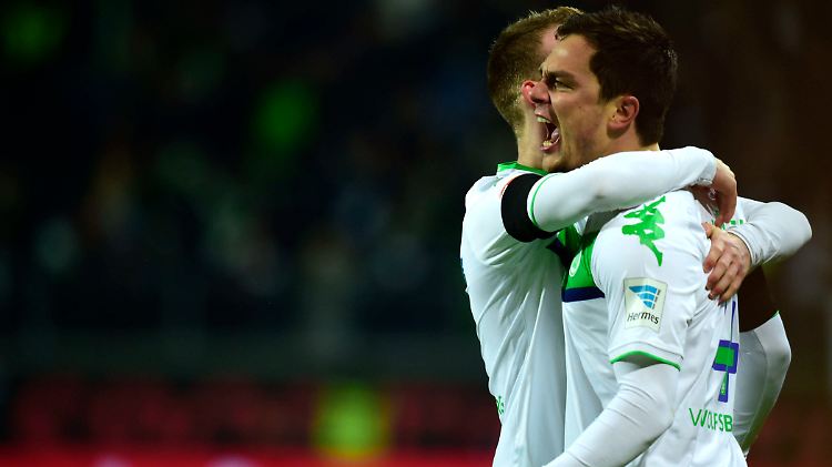 Wolfsburger Freude: Marcel Schäfer (r.) bejubelt das 3:0 gegen Bremen.
