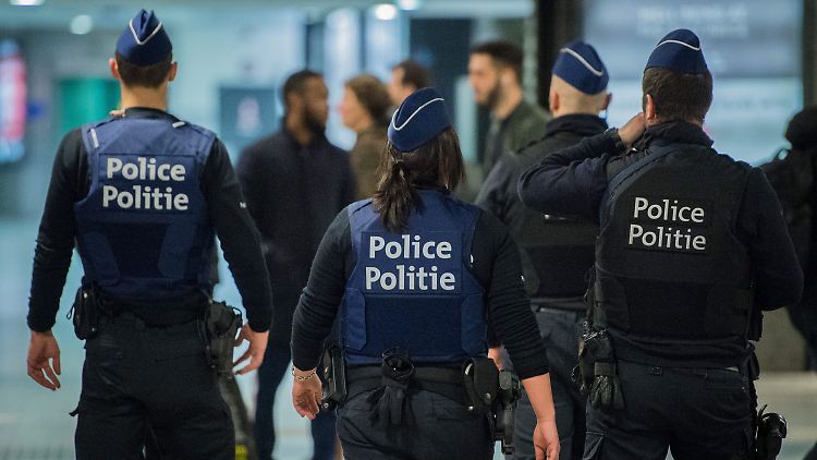 Polizisten patrouillieren den Bahnhof in Brüssel.