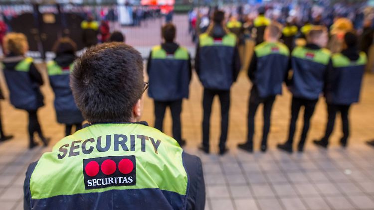 Die Sicherheitskräfte im Stadion griffen schnell ein, um Schlimmeres zu verhindern.