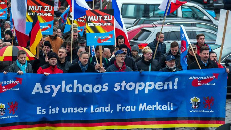 Rund 400 AfD-Anhänger demonstrieren in Schwerin gegen die Flüchtlingspolitik.