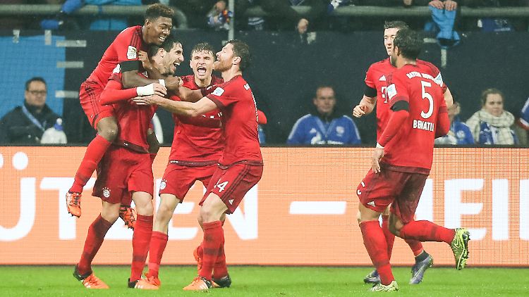 Javi Martinez knackte die Schalker Abwehrmauer und stellte die Weichen auf Bayern-Sieg.