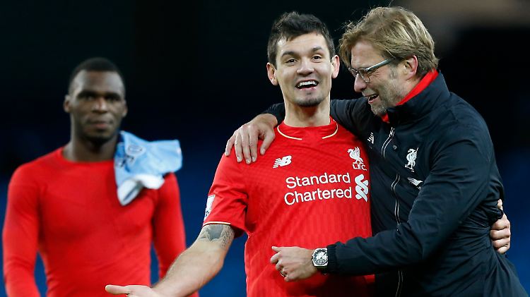 Liverpool-Coach Jürgen Klopp genießt mit Dejan Lovren den furiosen Auswärtssieg bei Manchester City.