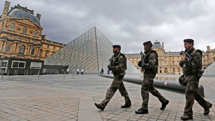 Bewaffnete Soldaten am Louvre in Paris.