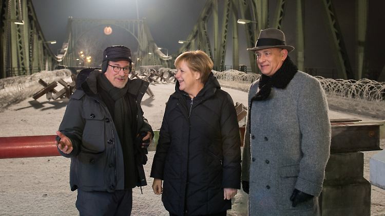 Merkel hatte bereits während der Dreharbeiten das Filmset an der Glienicker Brücke besucht.