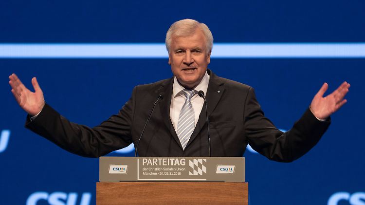 CSU-Chef Horst Seehofer hatte die Konfrontation mit Kanzlerin Angela Merkel gesucht und sie auf offener Bühne angegriffen. 