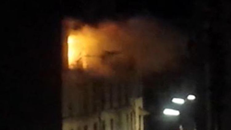 Den Moment, als sich der Selbstmordattentäter in Saint-Denis in die Luft sprengte, hat ein Nachbar mit dem Handy festgehalten.