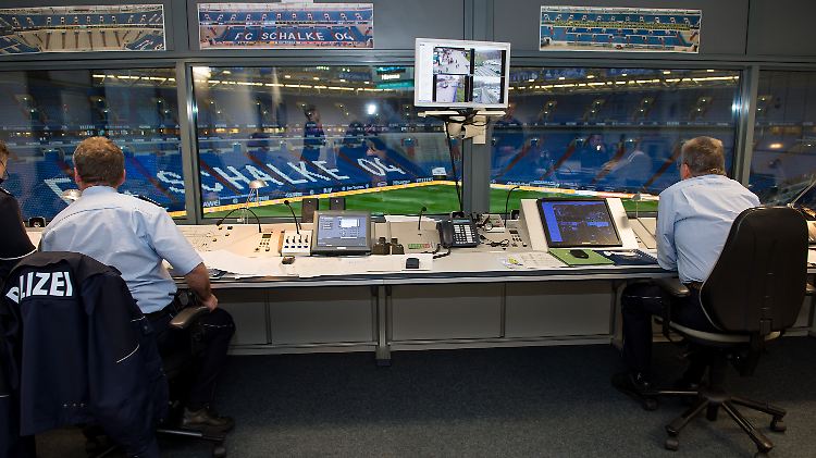 Vor dem Anpfiff kam es in Gelsenkirchen zu schweren Ausschreitungen. In der Schalker Arena selbst blieb es friedlich.