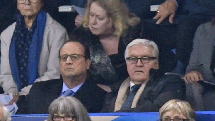 Bundesaußenminister Steinmeier sitzt an der linken Seite des französischen Präsidenten Hollande während des Länderspiels am Abend der Terroranschläge in Paris.