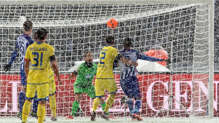 Eigentor im Schneegestöber: Hoffenheims Eugen Polanski rutschte der Ball gegen Hertha in den eigenen Kasten. Dummerweise war es das einzige Tor des Spiels.