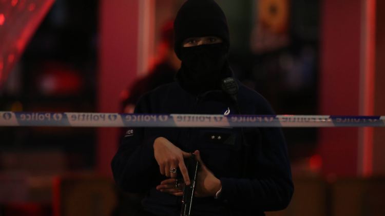 Schwer bewaffnete Einsatzkräfte am Abend in Brüssel.