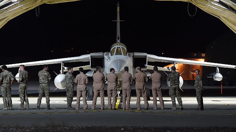 Voll ausgestattete Militärflughafen in unmittelbarer Nähe der syrisch-irakischen Kriegsgebiete: Britische Militärs vor einem "Tornado" der Royal Air Force (RAF) auf der Luftwaffenbasis Akrotiri.