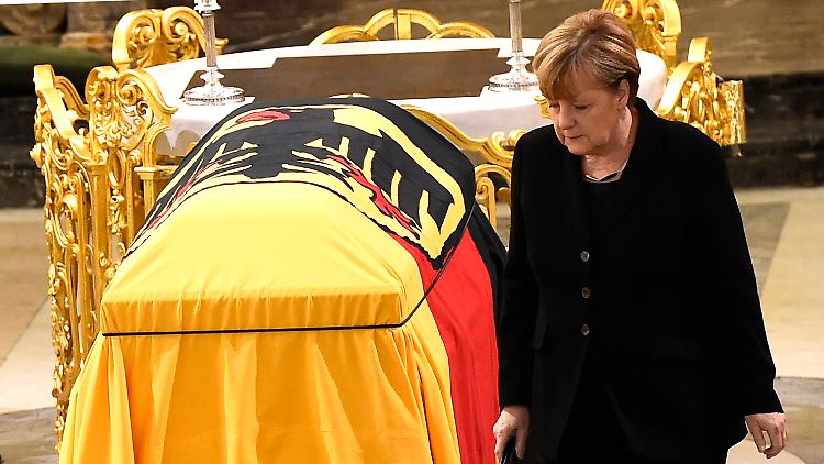 "Ich verneige mich vor einer herausragenden Persönlichkeit", sagte Angela Merkel in ihrer Trauerrede.
