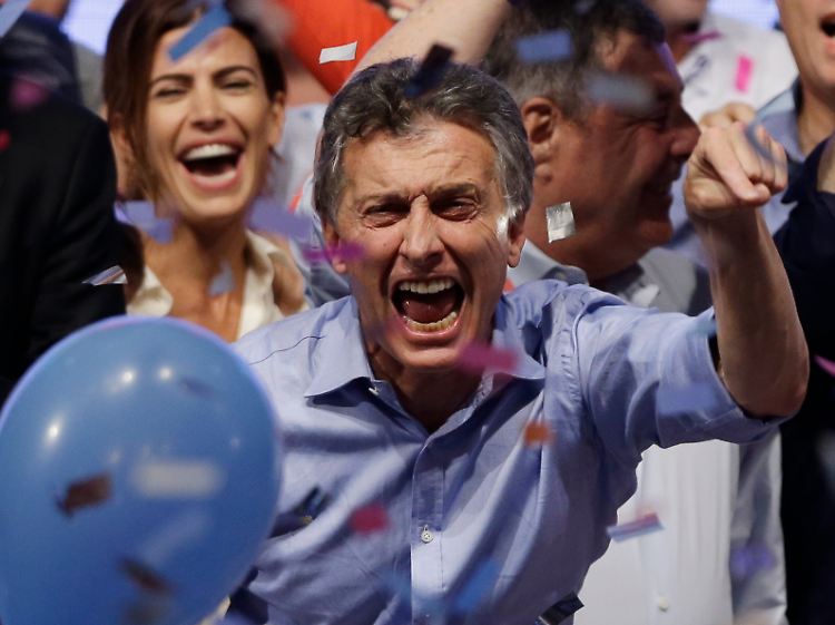 Der Sieger: Mauricio Macri, noch Bürgermeister von Buenos Aires. Hinter ihm Juliana Awada.