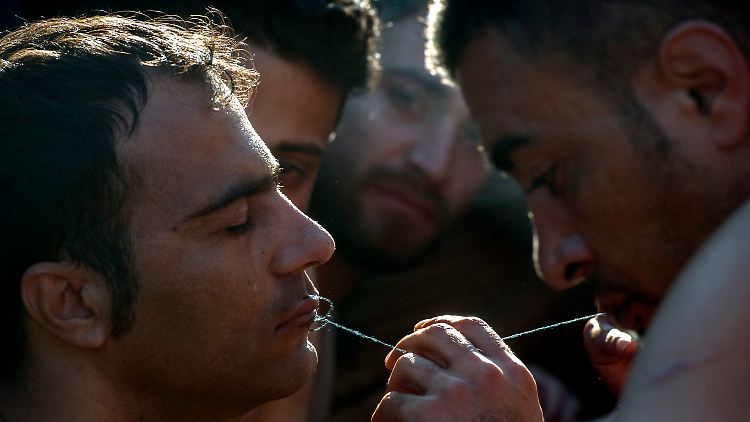 Unter Tränen nähen sich einige verzweifelte Flüchtlinge die Münder zu. 