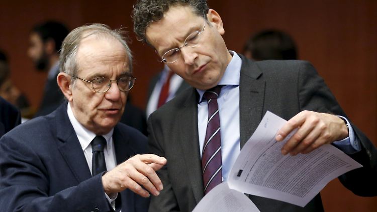 Finanzminister Padoan im Gespräch mit Eurogruppenchef Dijsselbloem