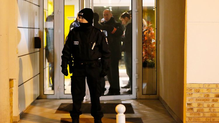 Polizisten bewachen den Eingang eines Hauses in Montrouge - hier wurde der Gürtel gefunden.