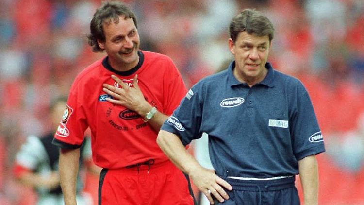 Feuerwehrmänner unter sich: Peter Neururer (l.) und Otto Rehhagel 1997.