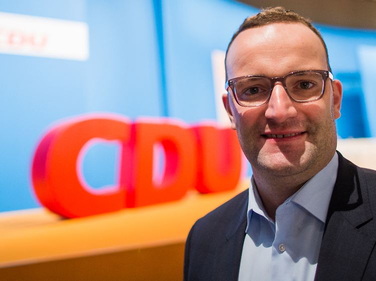Jens Spahn ist Parlamentarischer Staatssekretär beim Bundesminister der Finanzen.